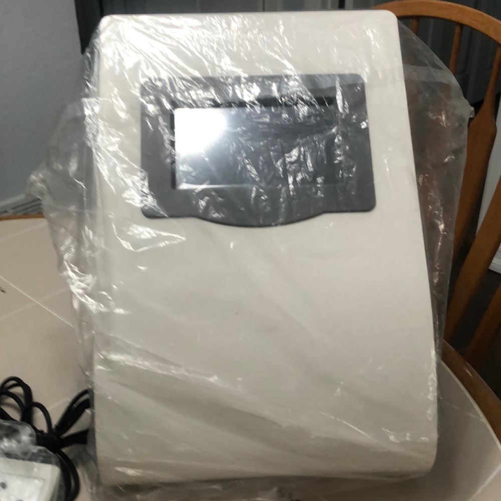 Never used DH Gate 6 in 1 fat removal cavitation machine. Retail value $ 658.00